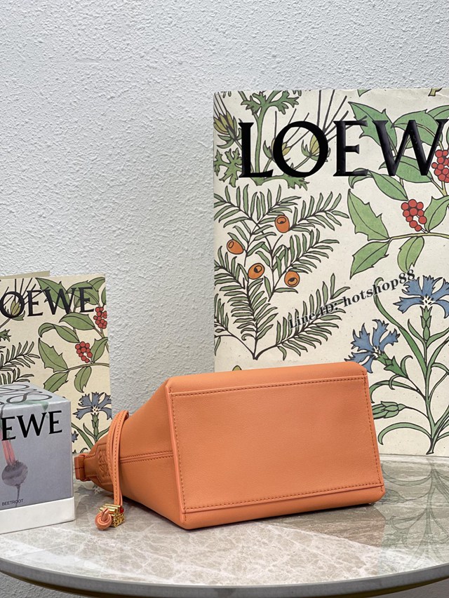 Loewe專櫃2022全新cubi全皮飯盒包 羅意威納帕牛皮便當包腋下包 型號10233 lyw1135